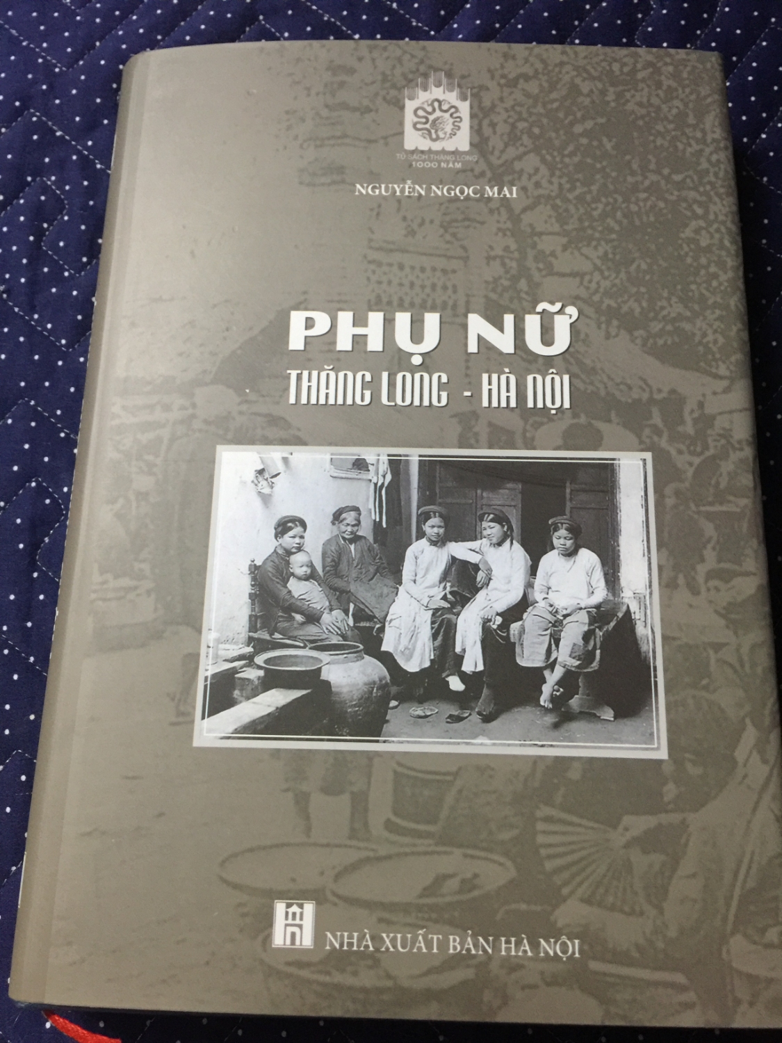 bìa sách chuyên khảo: phụ nữ Thăng Long - Hà Nội