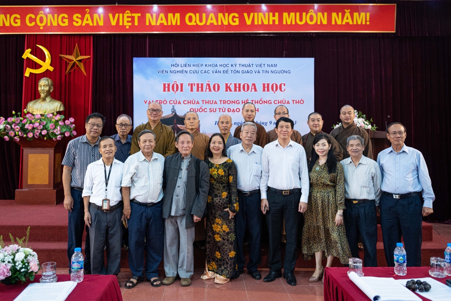 các nhà khoa học chụp ảnh lưu niệm tại hội thảo cùng giáo sư tiến sĩ Lê Mạnh THát